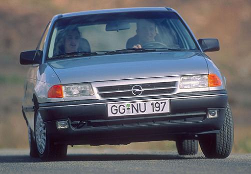 Opel Astra pierwszej generacji katalogowo oznaczony literk F 