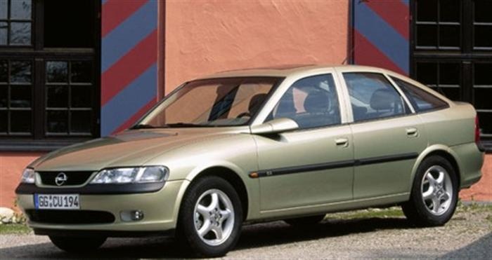 u ytkowanym przez ministerstwo jest natomiast Opel Vectra B z 1998 roku