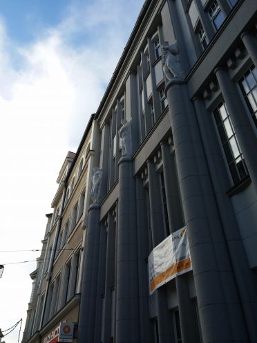 Pomiar światła świetnie poradził sobie z jasnym niebem i ciemnym budynkiem.